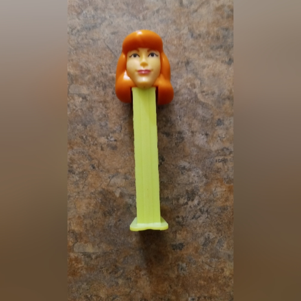Scooby do Vintage Orange-Haired Girl PEZ Dispenser - Yellow Stem